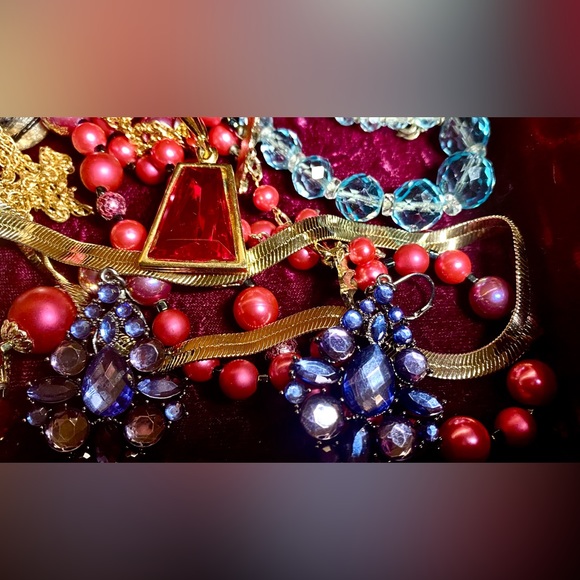 Vintage jewelry lot with Vintage Jewelry Box. - Picture 14 of 16